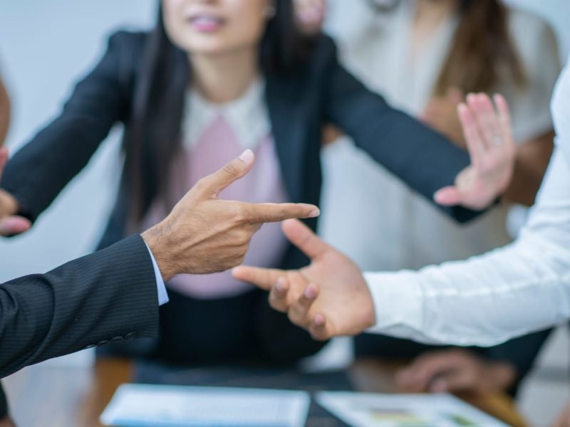 mediador guiando una conversación entre dos personas en un entorno pacífico, representando la resolución de conflictos mediante mediación.