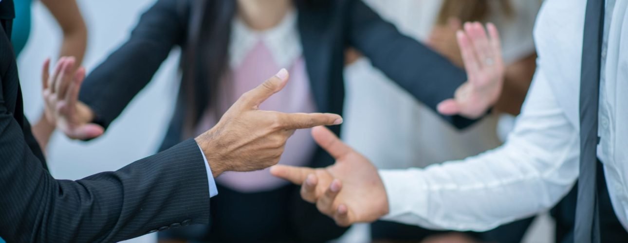 mediador guiando una conversación entre dos personas en un entorno pacífico, representando la resolución de conflictos mediante mediación.